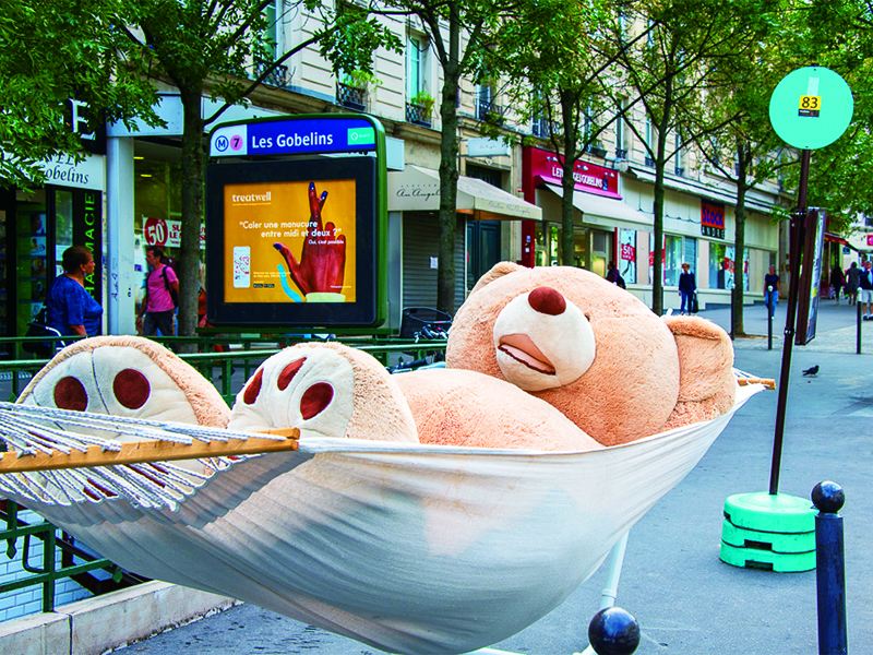 Snsでも話題 フランス パリの商店街でクマのぬいぐるみが大量発生してるらしい レ ゴブラン地区 Fq Japan 男の育児online