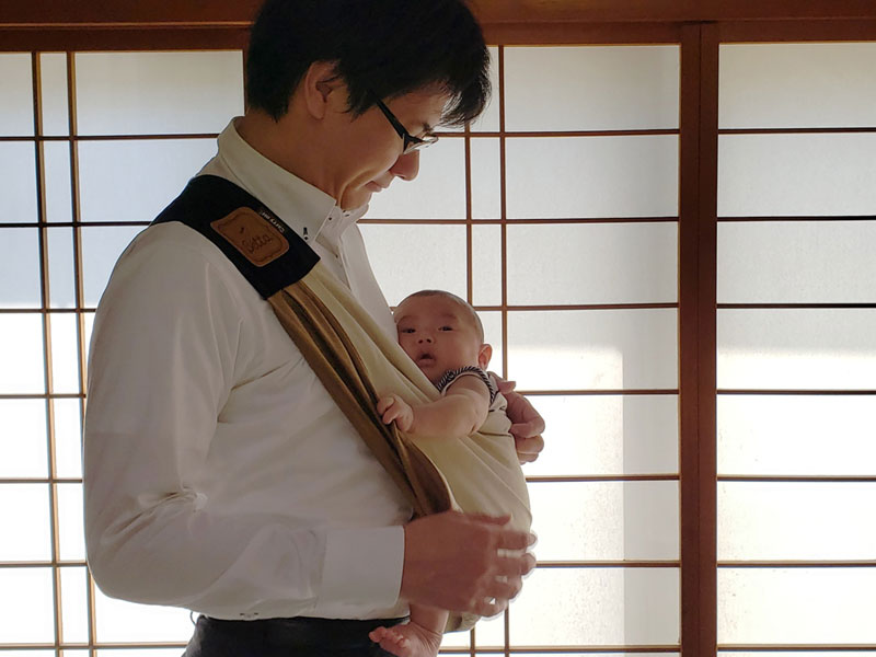 ベッタ「キャリーミー」の抱っこ紐がオススメな理由 | 新生児から使えて夫婦兼用できるデザインがオシャレ！｜FQ JAPAN 男の育児online