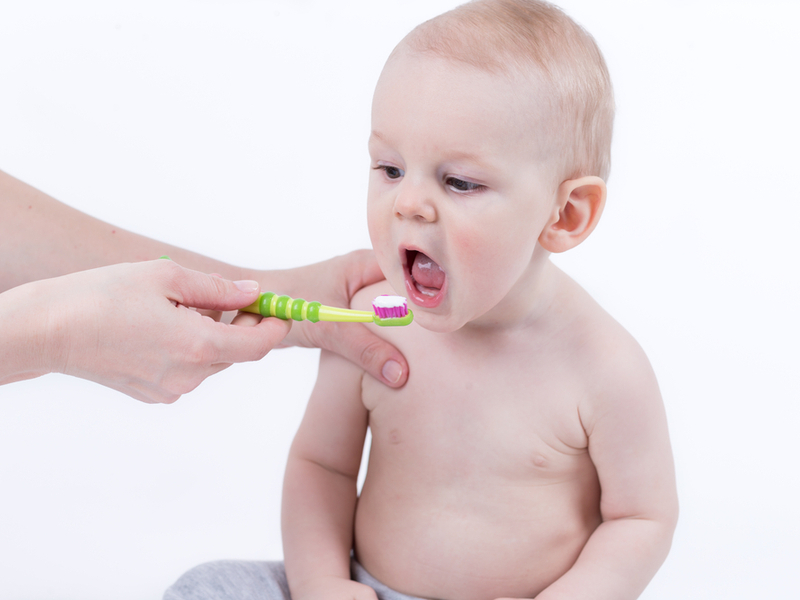 赤ちゃんの歯磨きデビューはいつから ガーゼや赤ちゃん用マウスドロップなど要チェック Fq Japan 男の育児online