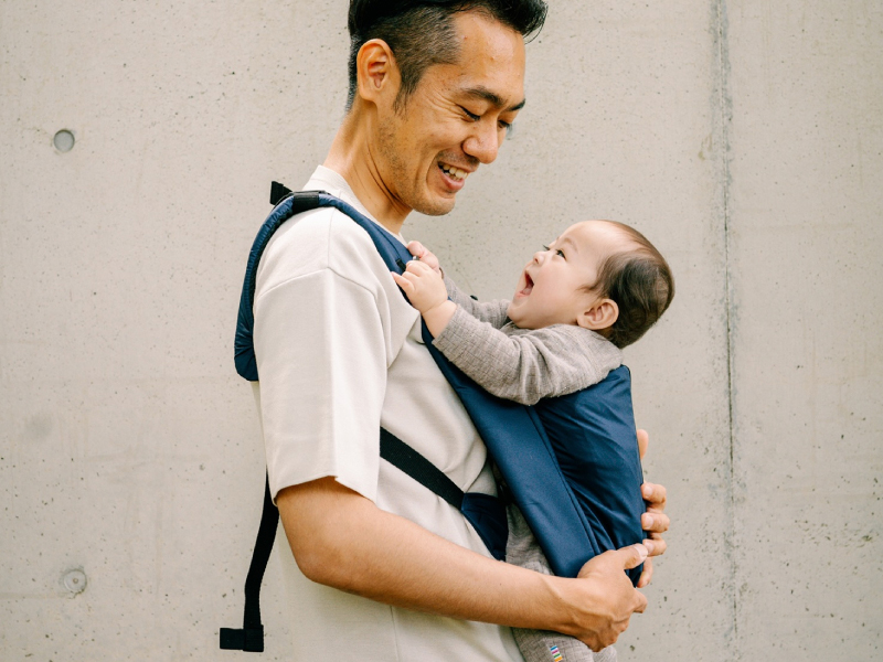 パパが使ってみた】らくらく装着！便利な5way抱っこができる『サンクマニエル キューブ』｜FQ JAPAN 男の育児online